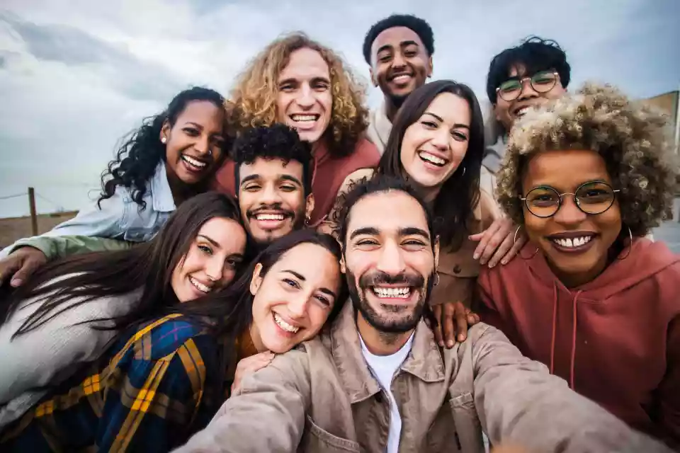 Gruppe Menschen, die ein Selfie macht und Spaß hat